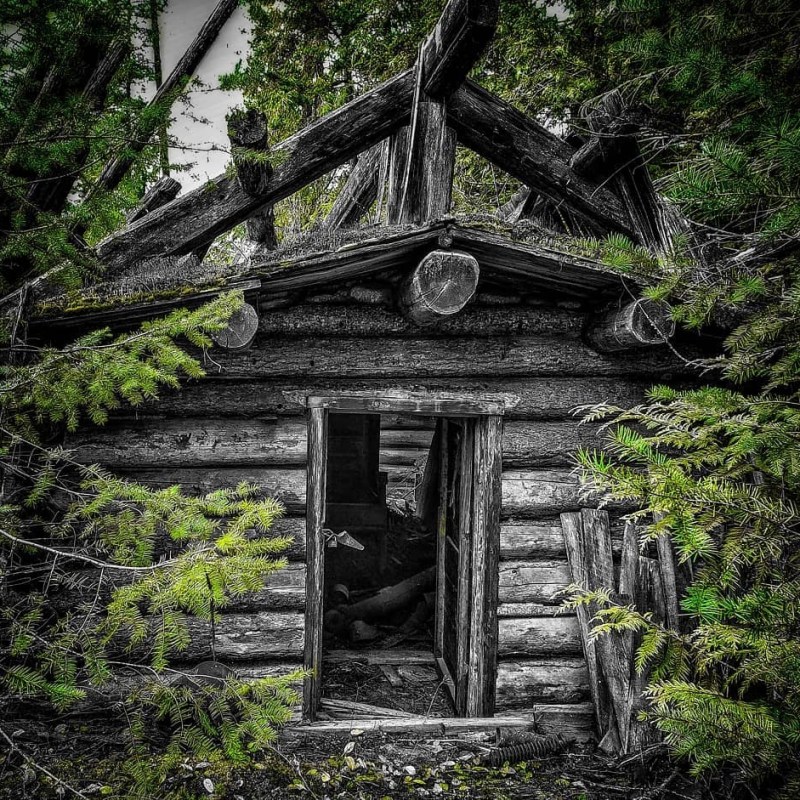 a wooden bench sitting in front of a house