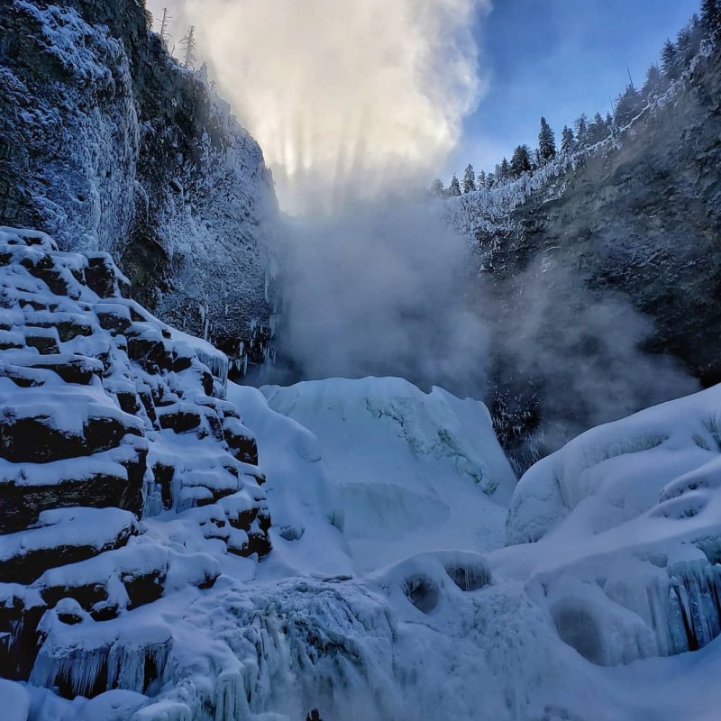 a snow covered mountain
